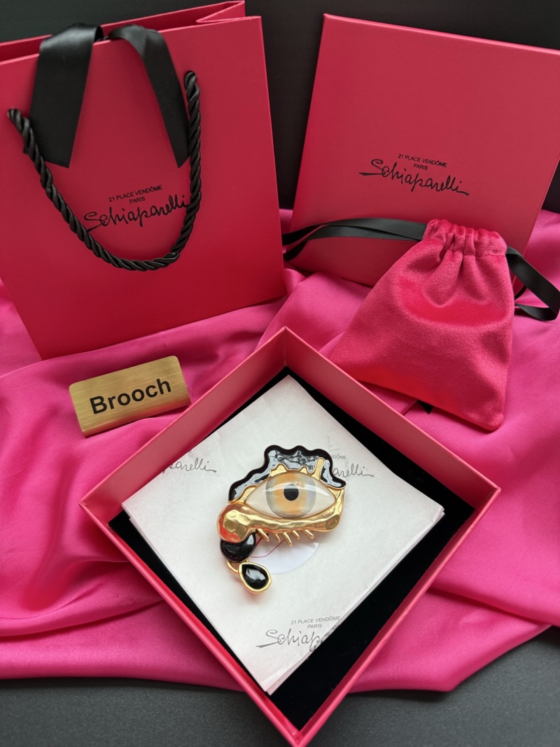 Брошь в виде глаза Schiaparelli