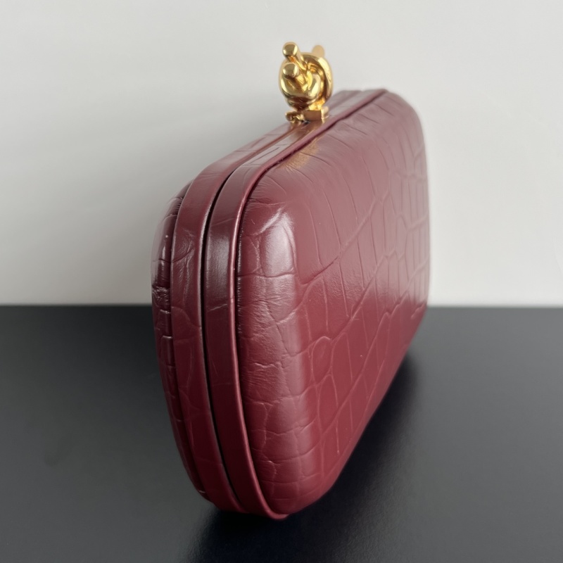 Вечерняя сумка-клатч с плетеным замком и крокодиловым принтом Bottega Veneta