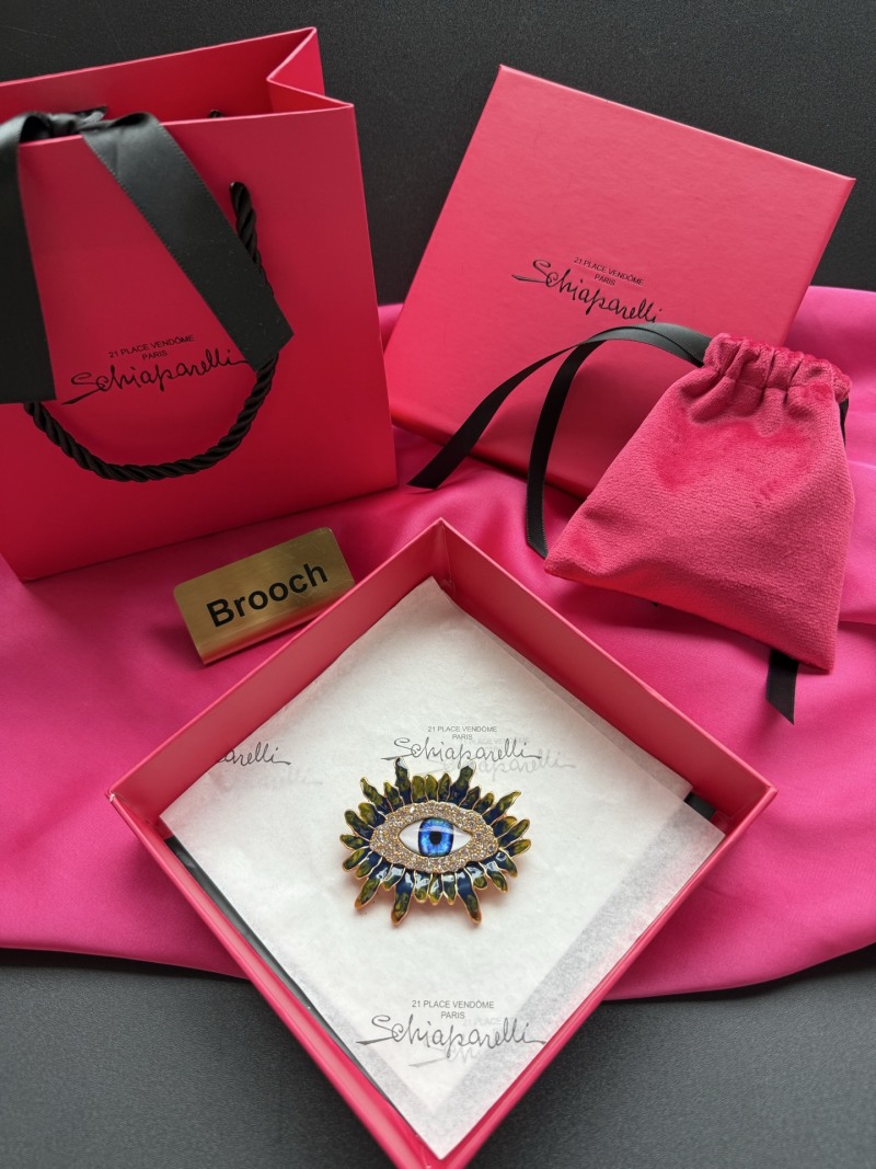 Брошь Schiaparelli в виде глаза