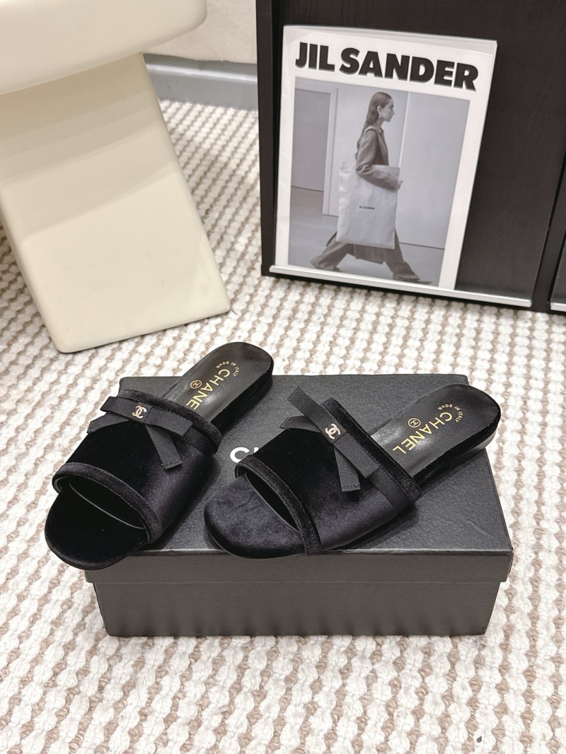 Женские черные бархатные мюли с бантом и логотипом Chanel