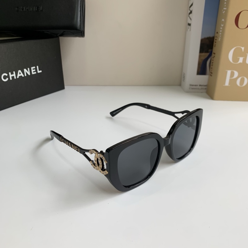 Солнцезащитные очки Chanel черные с декором