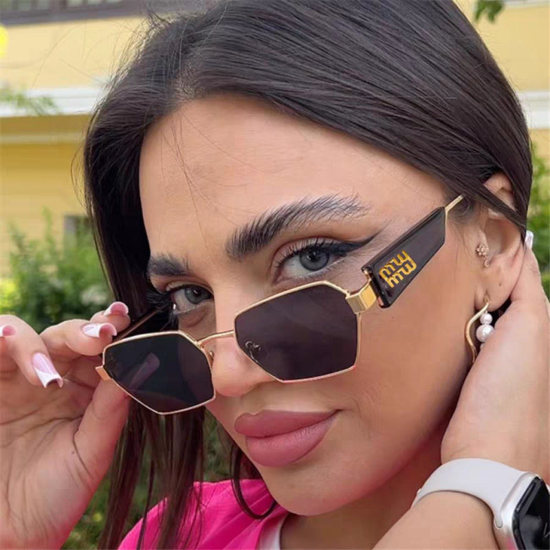 Женские солнцезащитные очки Miu Miu геометрические