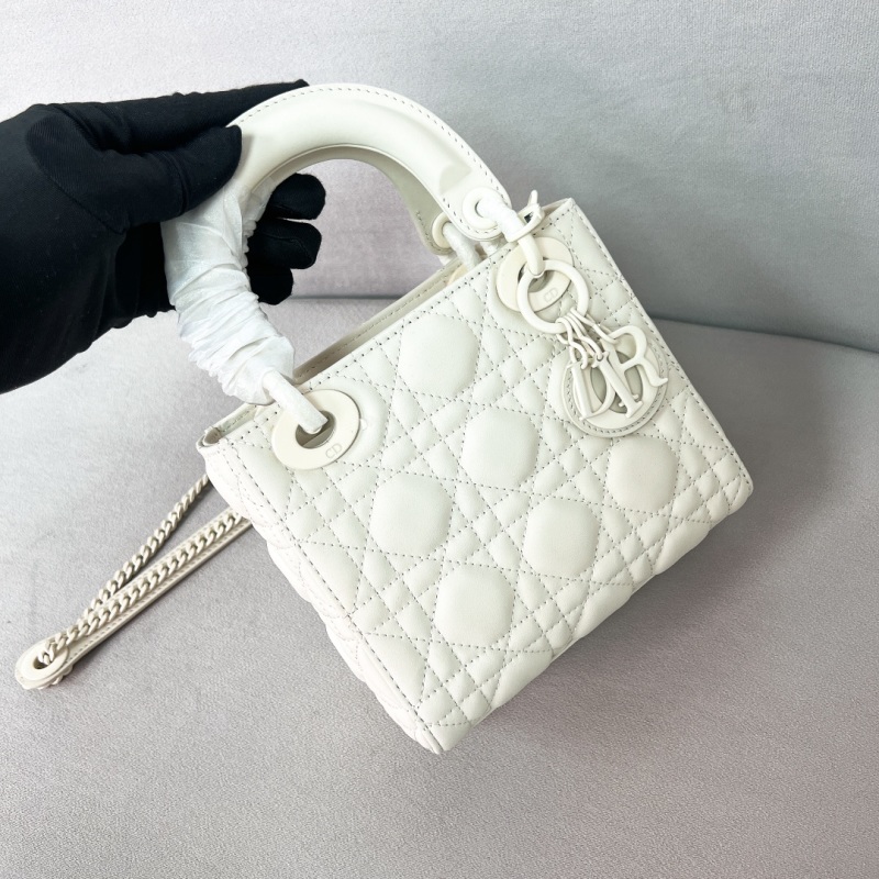 Женская сумка Lady Dior белого цвета