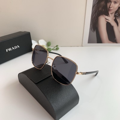 Солнечные очки Prada квадратной формы