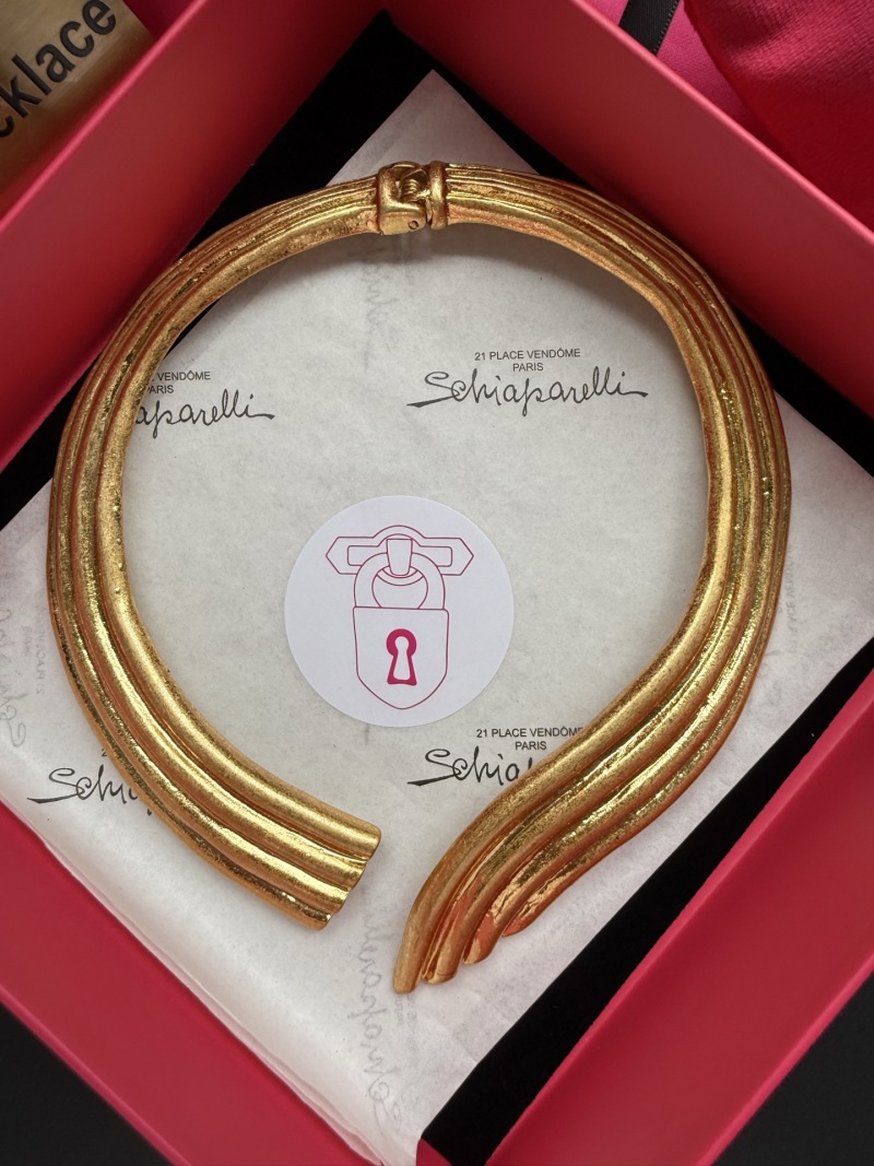 Золотистое колье с геометрическим узором Schiaparelli