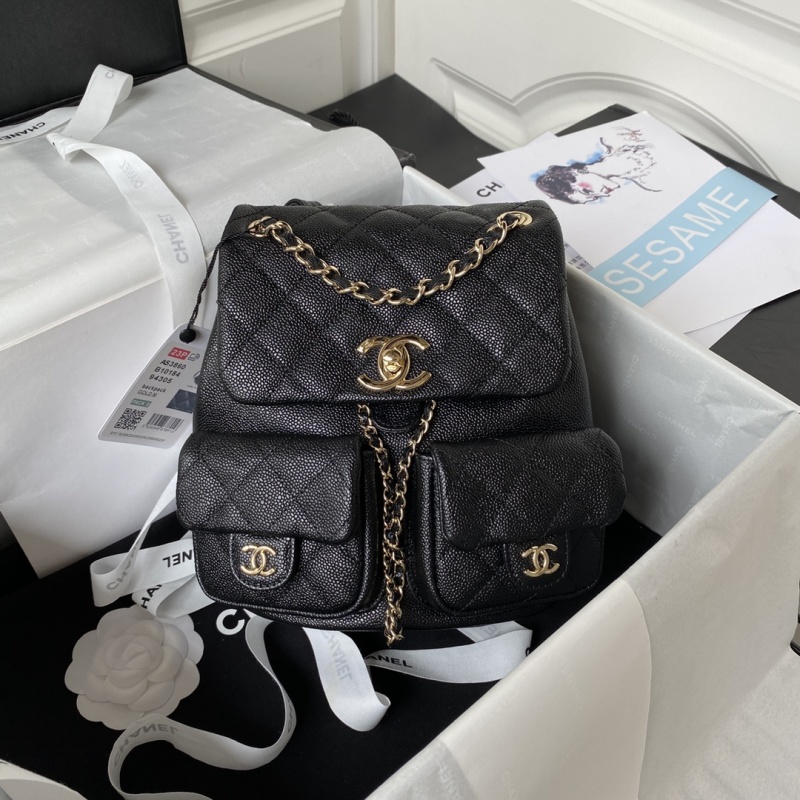 Черный рюкзак Chanel с золотой фурнитурой