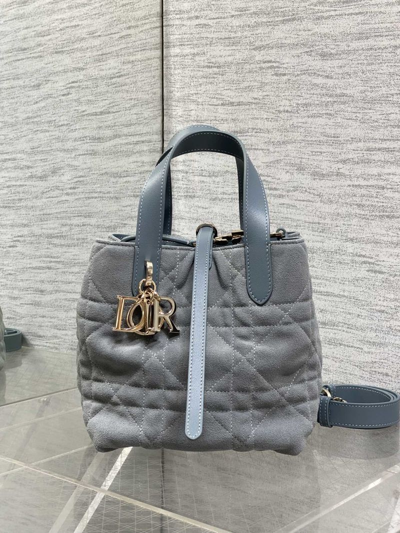 Сумка Dior с кисточкой и логотипом