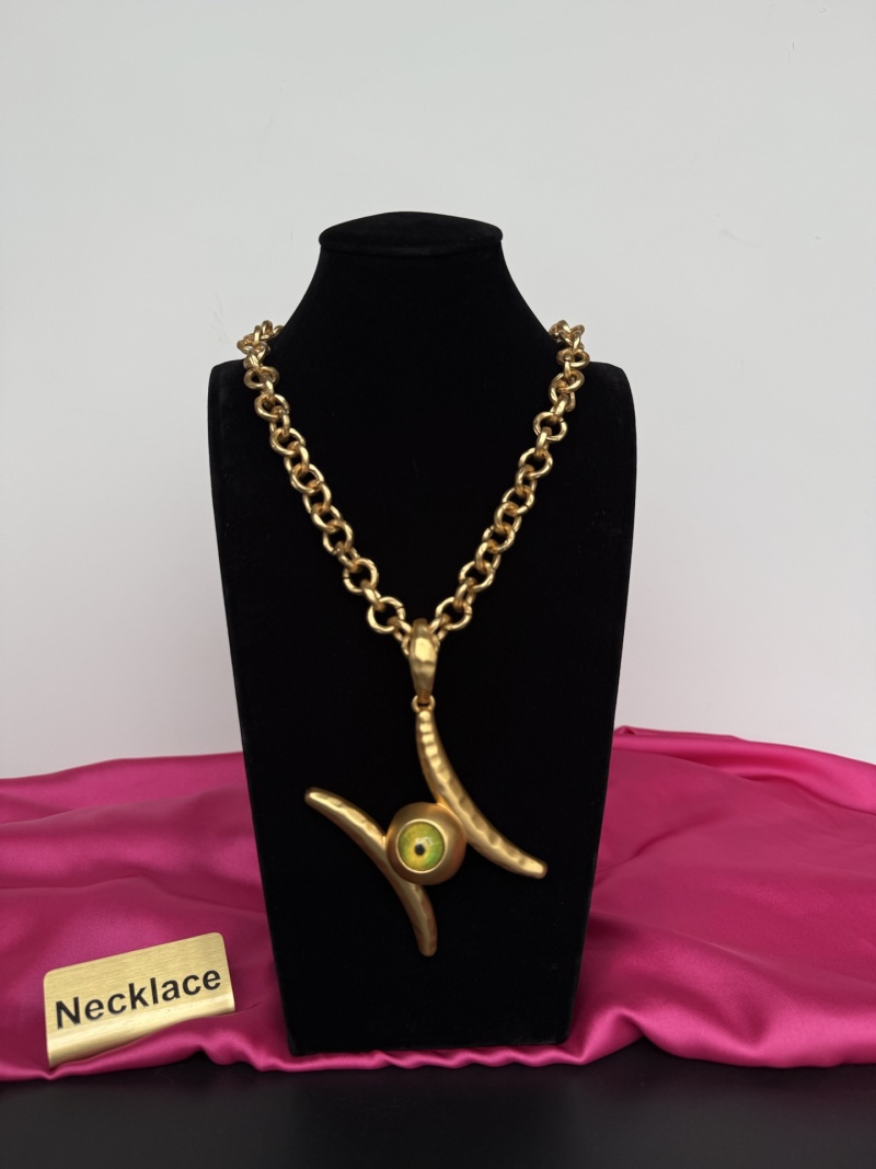 Золотистое колье с подвеской в виде глаза Schiaparelli