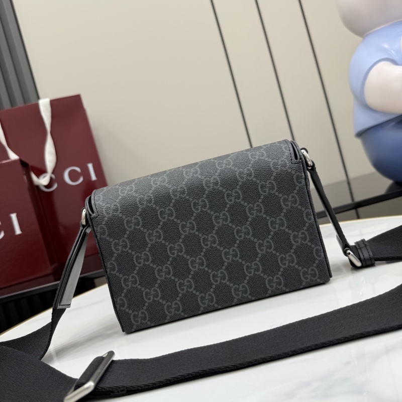 Сумка Gucci с принтом GG и фурнитурой