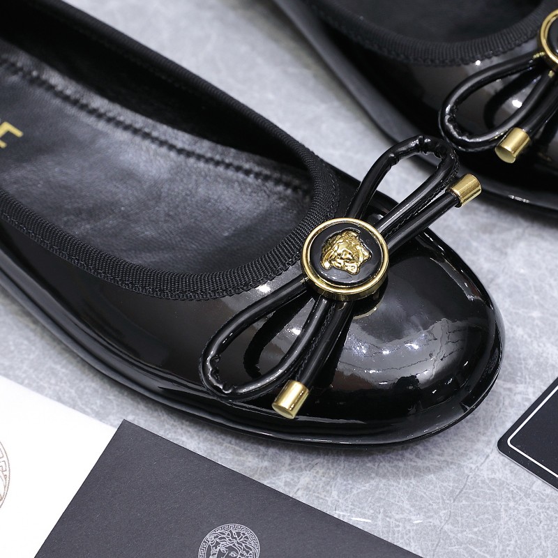 Женские черные лаковые балетки Versace с декоративным бантом