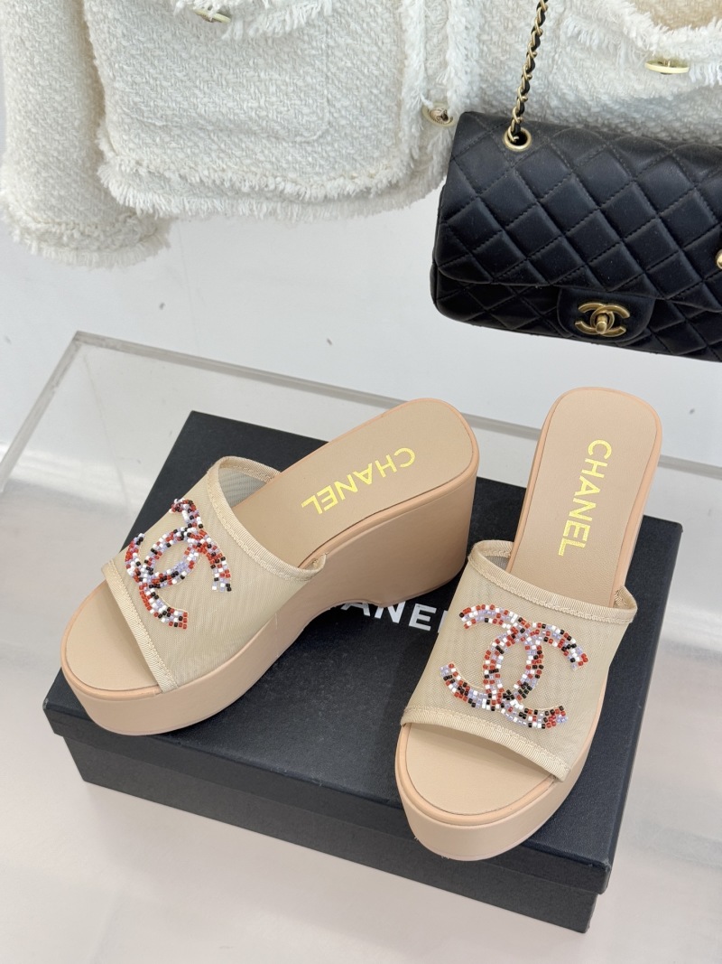 Сабо с декором в виде переплетенных букв Chanel