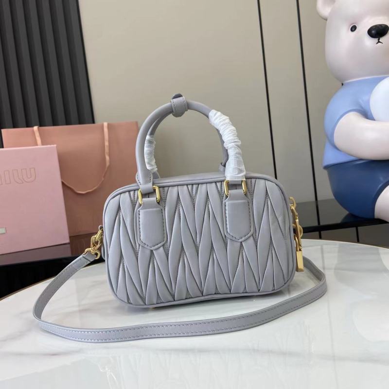 Сумка Miu Miu серая с плетеным декором