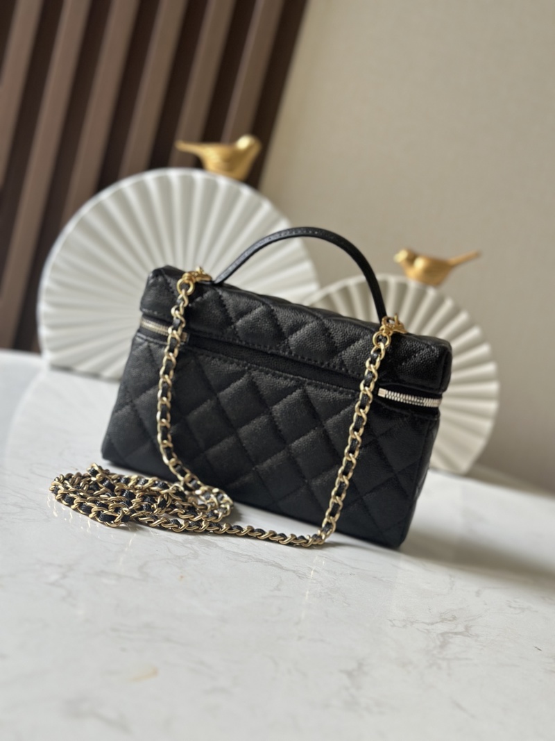 Черная кожаная сумка с цепочкой Chanel