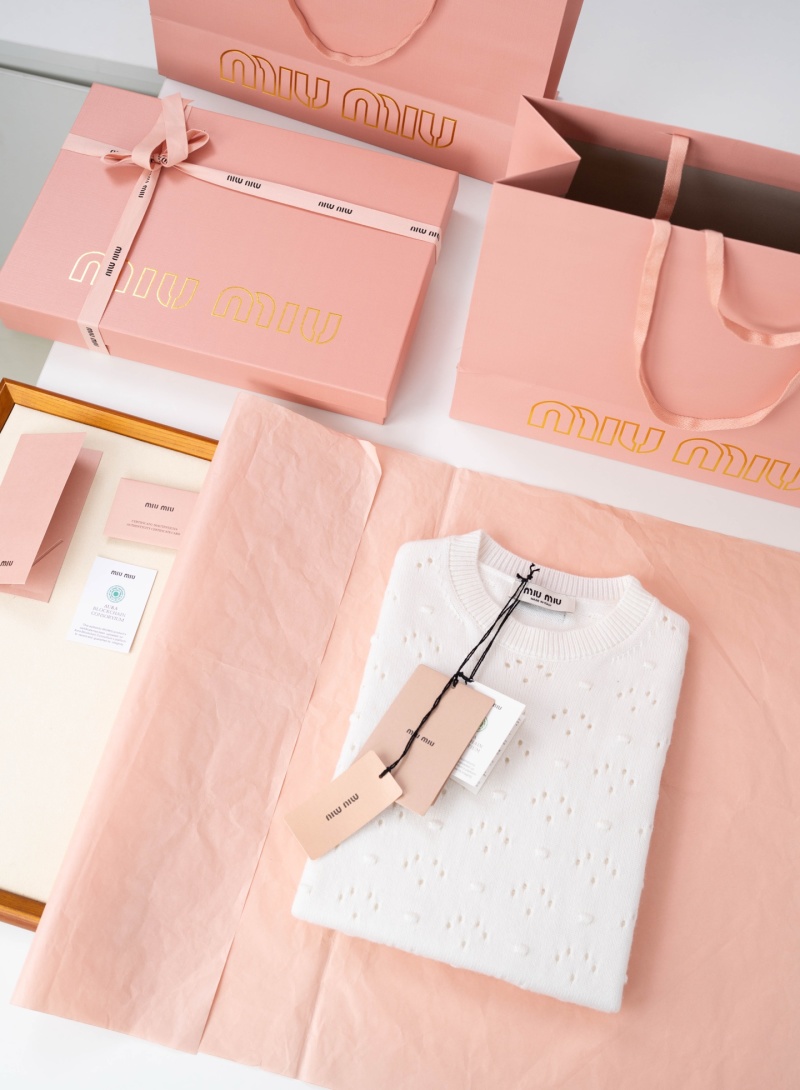 Женский белый свитер Miu Miu