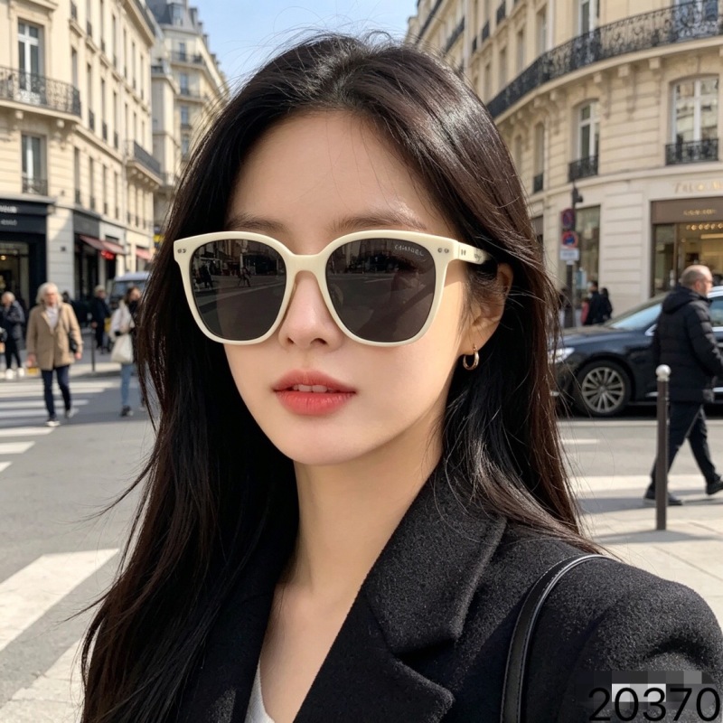 Солнцезащитные очки в кремовой оправе Chanel