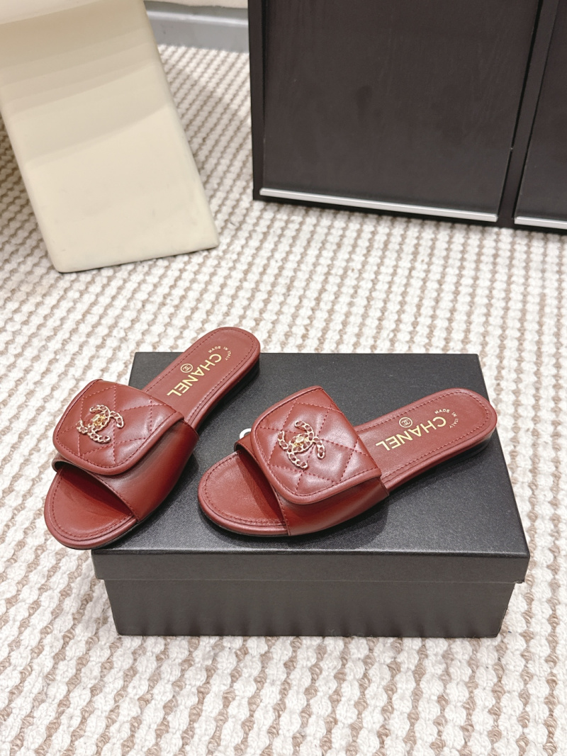 Женские шлепанцы Chanel из кожи с золотой фурнитурой