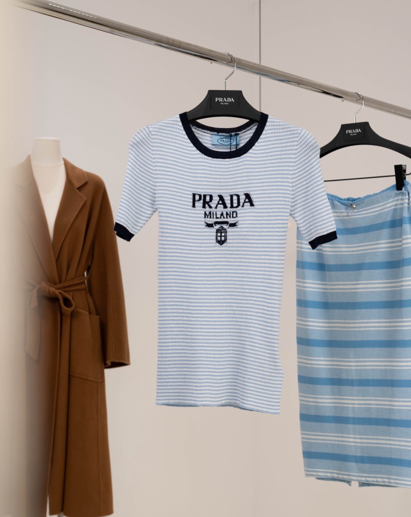 Свитер Prada с полосками и логотипом