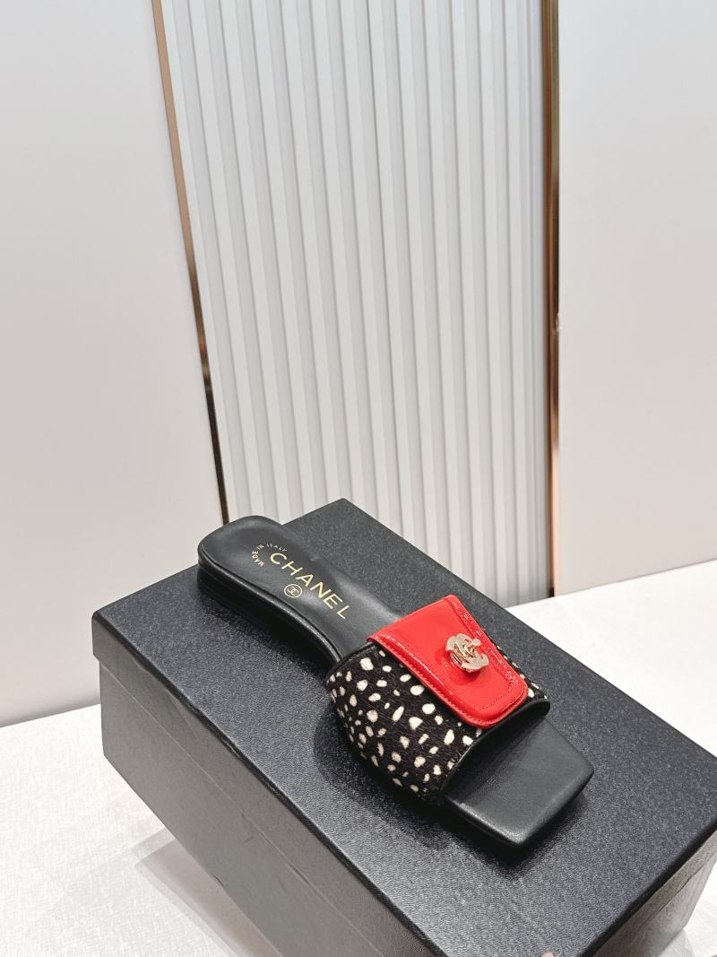 Сандалии Chanel с декоративной пряжкой