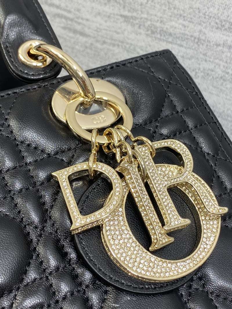 Черная сумка Dior Lady Dior с золотой фурнитурой