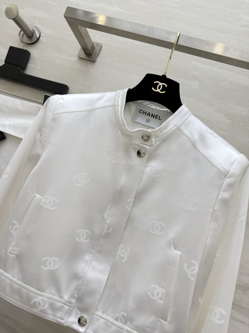Белая укороченная куртка с принтом Chanel