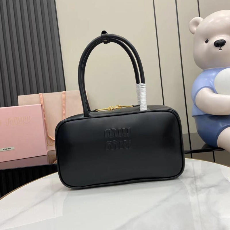 Черная кожаная сумка Miu Miu с ручками