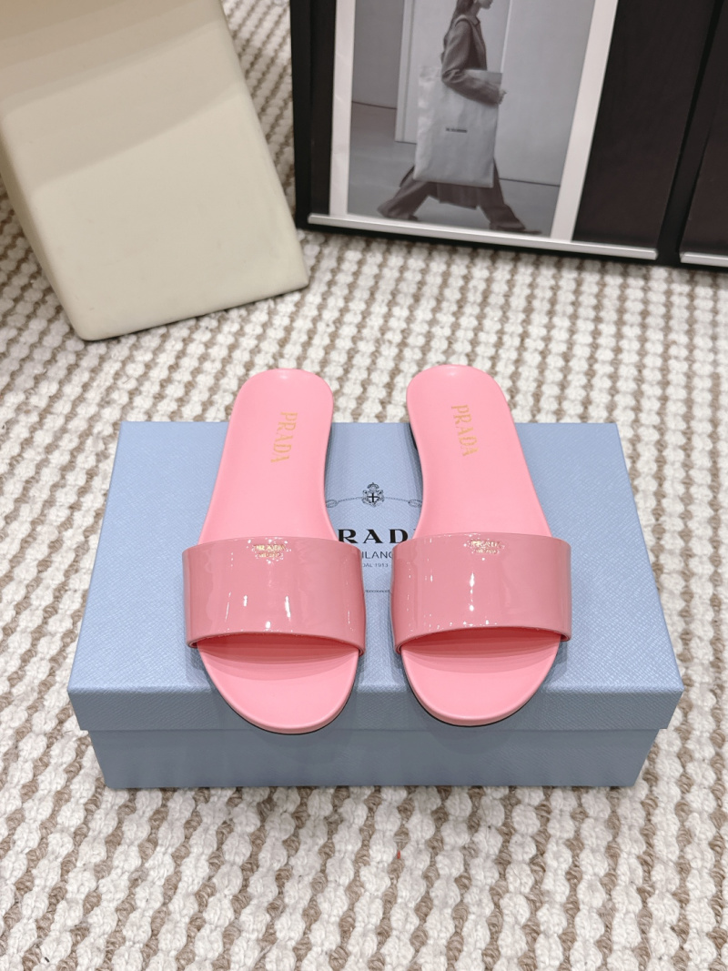 Женские розовые шлёпанцы с металлической вставкой Prada