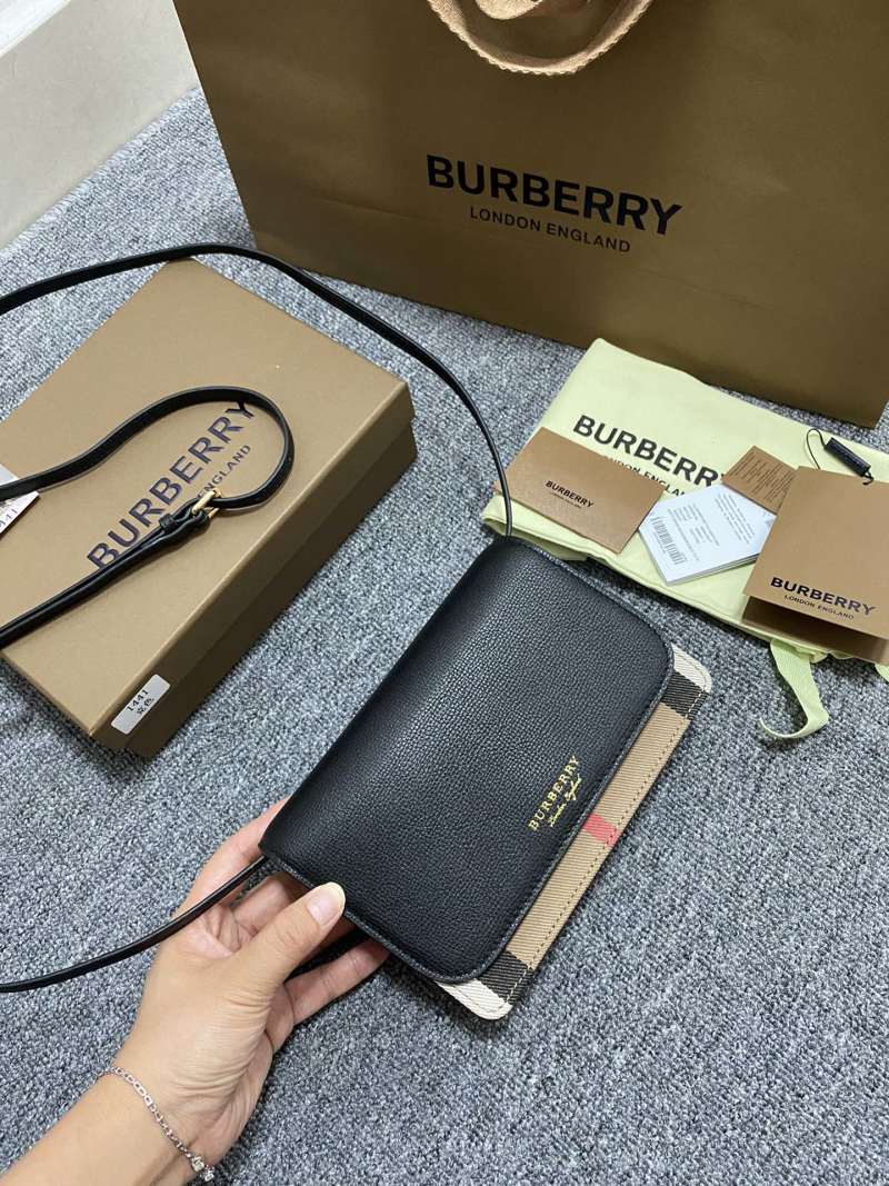Сумка-крестовинка Burberry черная с пледом