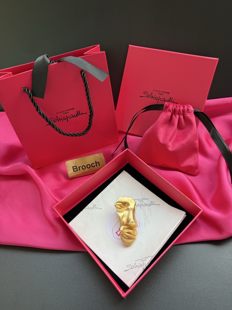 Брошь Schiaparelli в виде лица