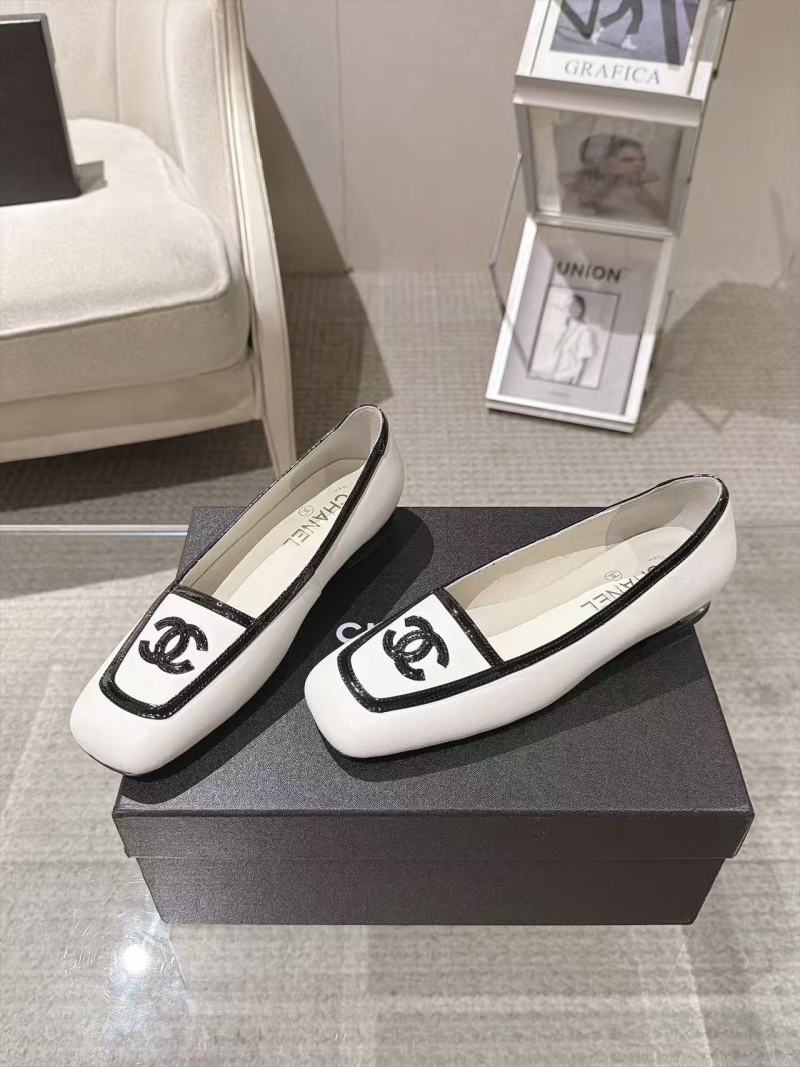 Женские балетки Chanel с логотипом черного цвета