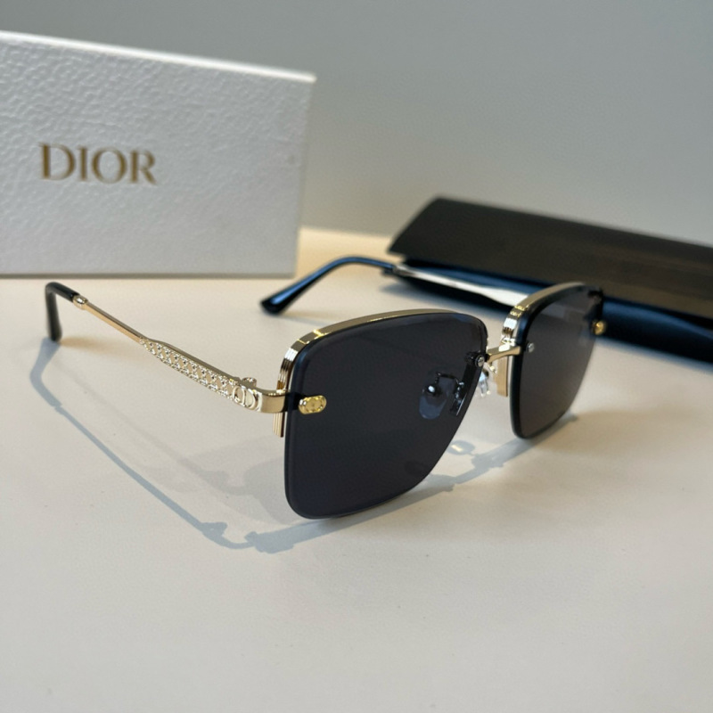 Стильные солнечные очки в золотой оправе с декором на дужках Dior