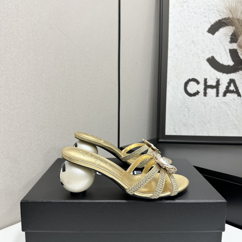 Женские сабо золотистого цвета с шаровидным каблуком и декором Chanel