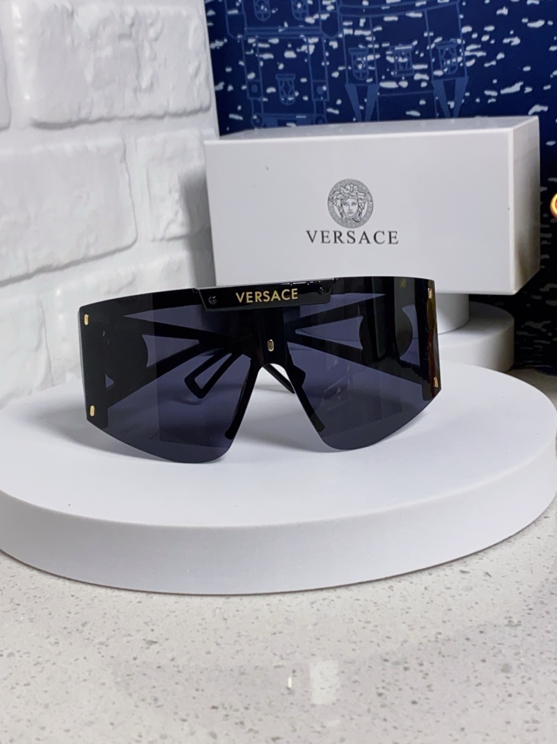Черные солнцезащитные очки с широкой оправой Versace
