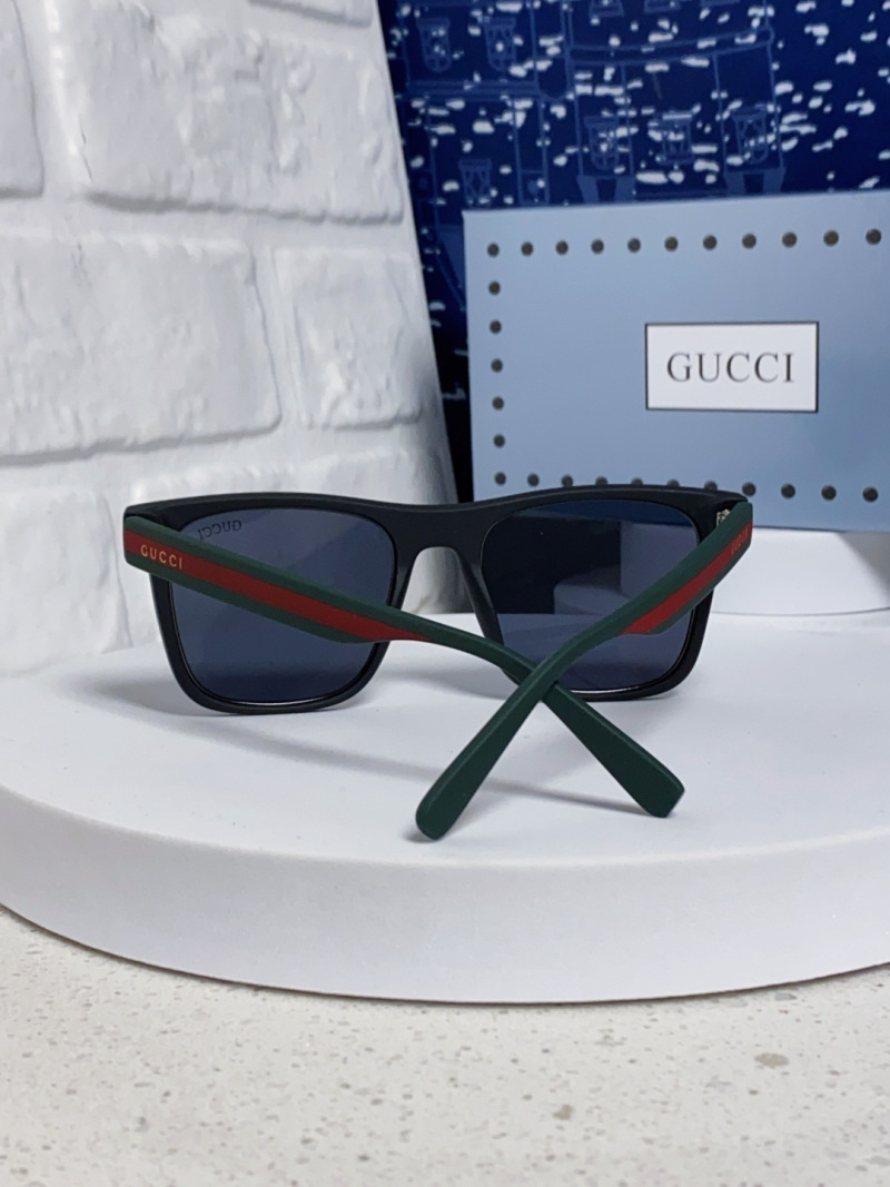 Солнцезащитные очки Gucci квадратные черные с красно-зеленой полосой