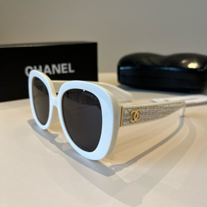 Белые солнцезащитные очки Chanel