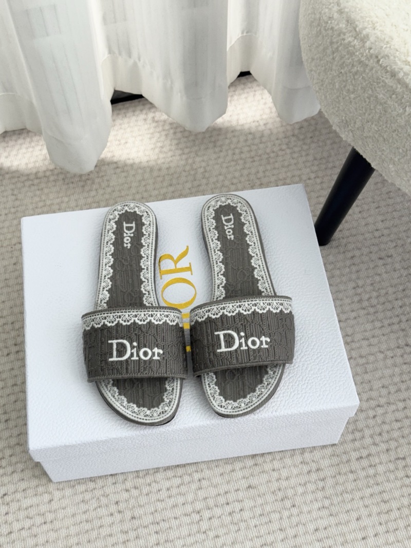 Женские шлёпанцы Dior с белой кружевной отделкой
