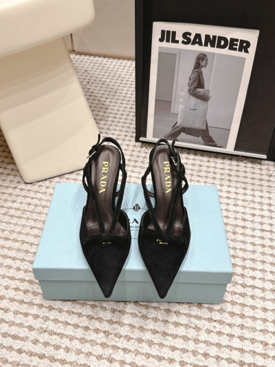 Женские туфли Prada с ремешком