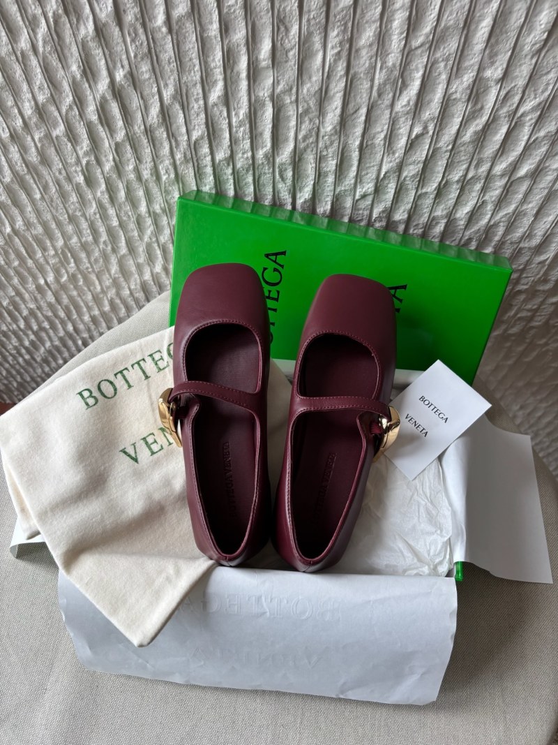 Женские балетки Bottega Veneta с золотой пряжкой