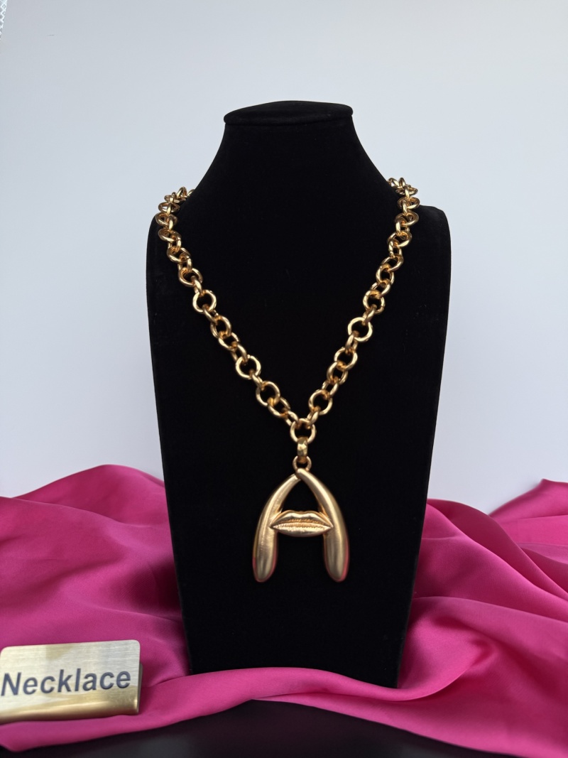 Золотистое колье с подвеской в виде губ Schiaparelli