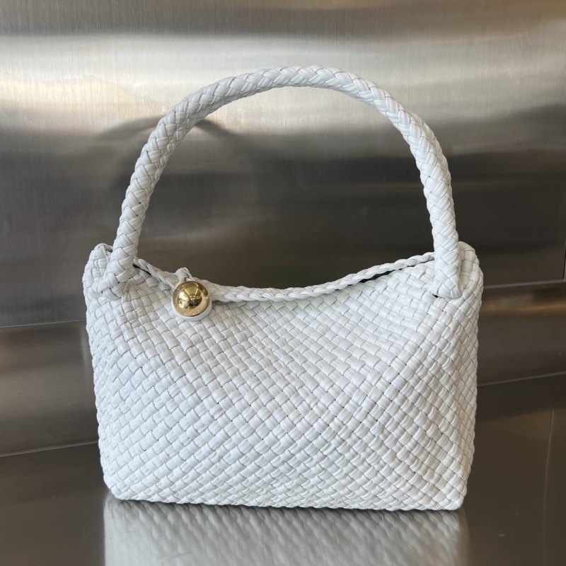 Белая плетеная кожаная сумка Bottega Veneta с декоративным шаром