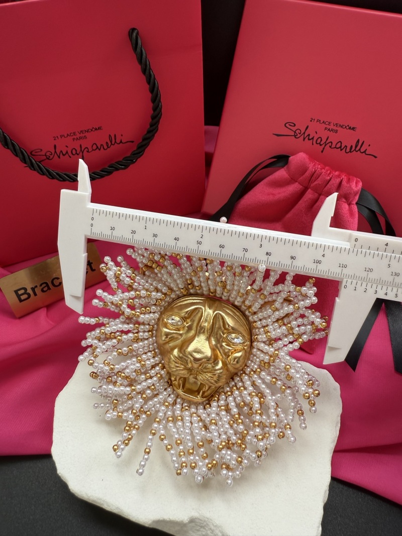 Браслет Schiaparelli с золотым лицом и жемчугом