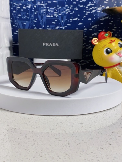 Женские солнцезащитные очки Prada с треугольным логотипом