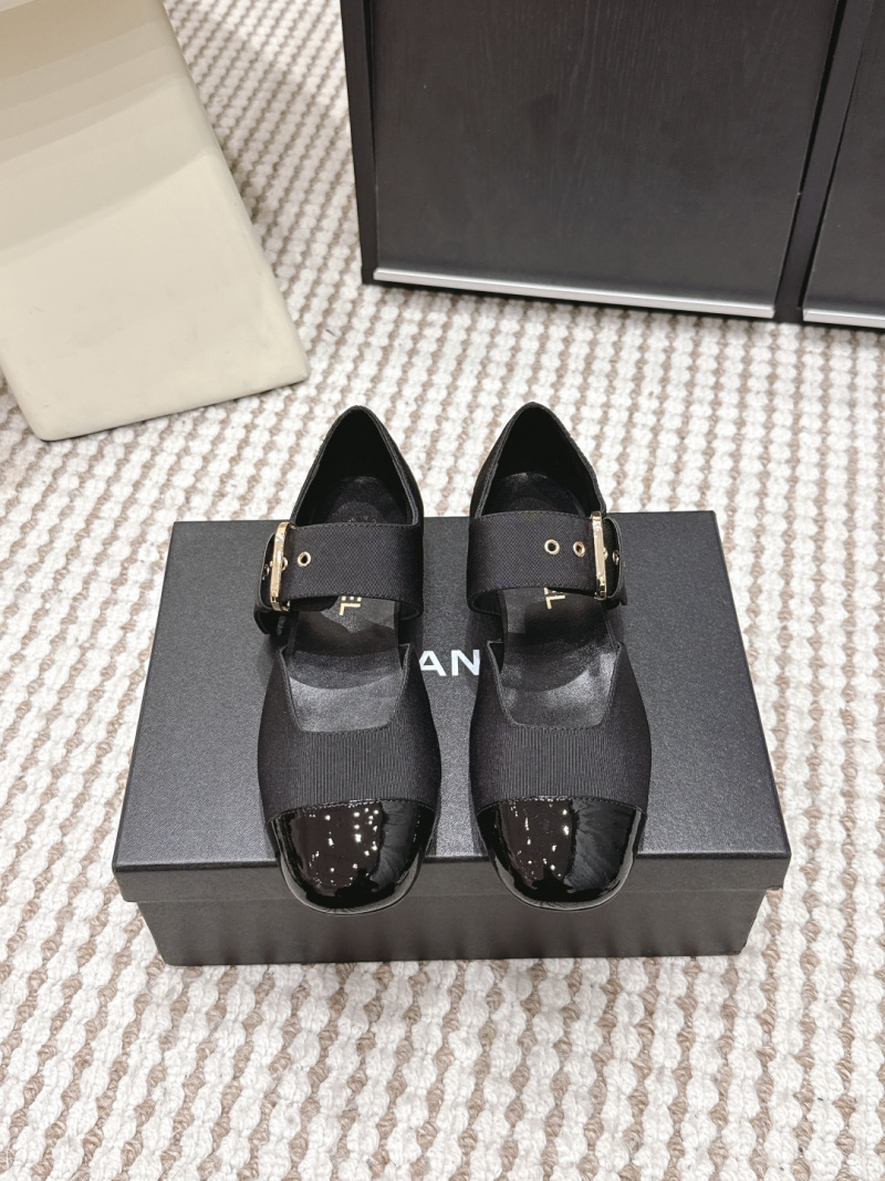 Женские туфли с ремешком и пряжкой Chanel