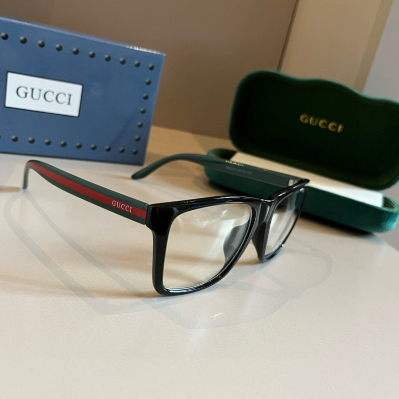 Солнечные очки Gucci в черной оправе