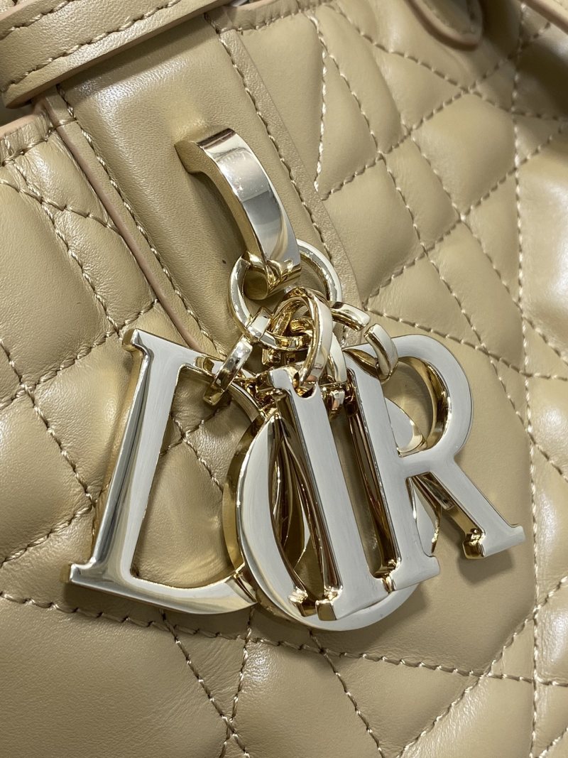 Сумка Dior с металлической фурнитурой