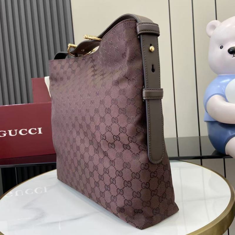 Сумка Gucci с принтом GG и фурнитурой