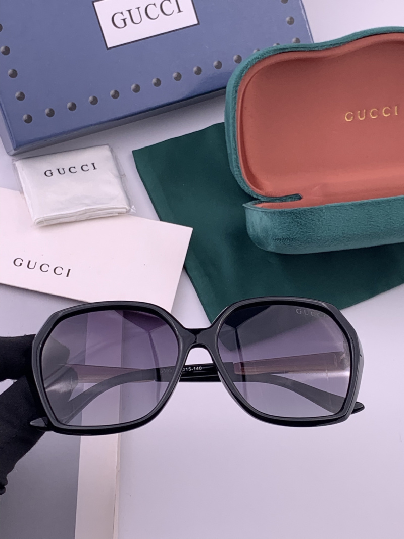 Женские солнцезащитные очки в черной геометрической оправе G5339 Gucci