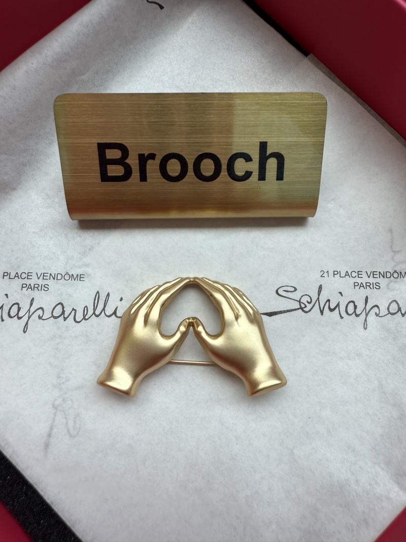 Брошь в виде двух рук Schiaparelli