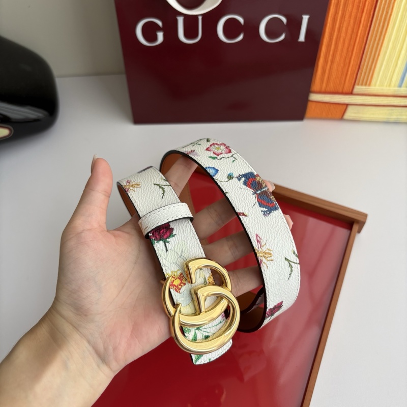 Ремень женский с цветочным принтом и золотым зажимом Gucci