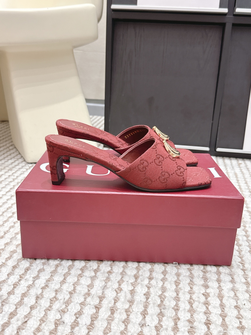 Женские шлепанцы Gucci с металлическим логотипом