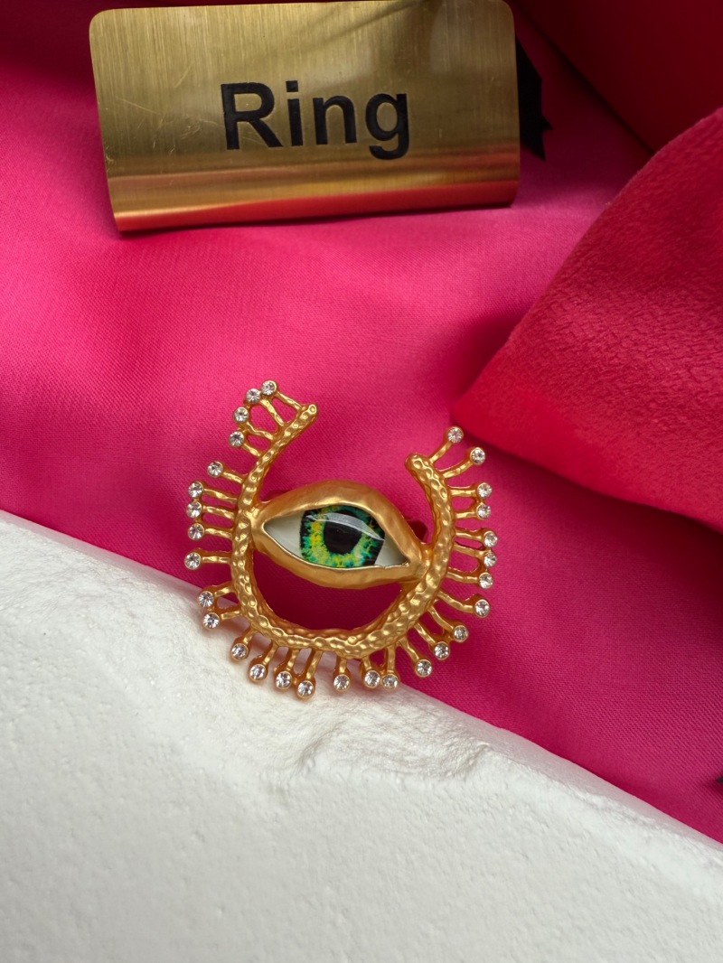 Брошь в виде глаза Schiaparelli